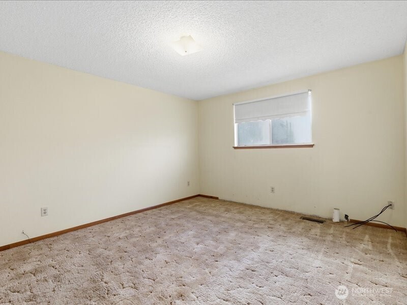 702 West Ridge Drive Omak, WA 98841 - Photo 16 of 26 an empty room with a bench