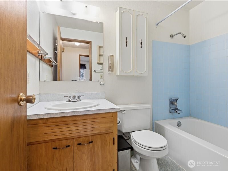 702 West Ridge Drive Omak, WA 98841 - Photo 18 of 26 a bathroom with a sink toilet vanity and bathtub