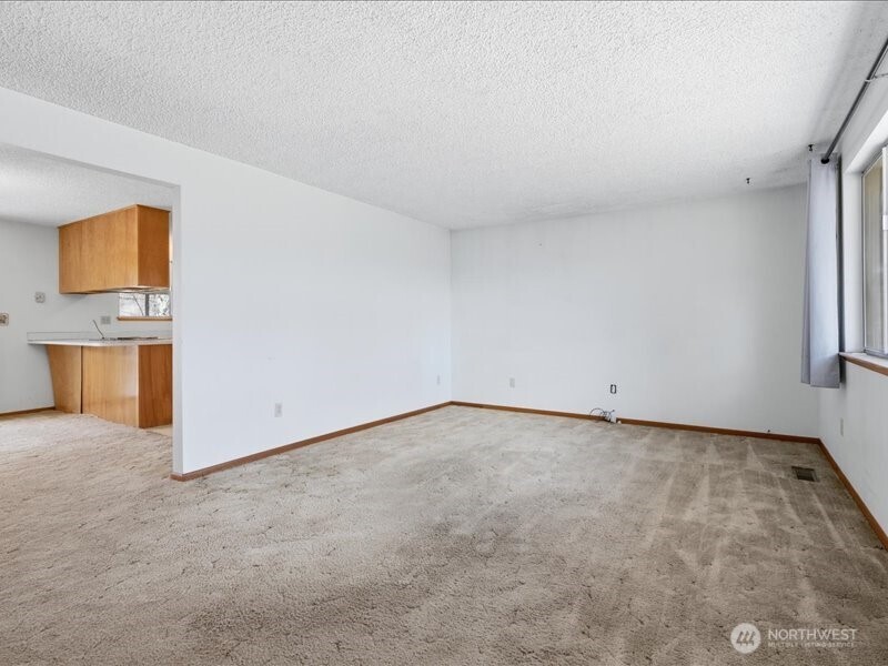 702 West Ridge Drive Omak, WA 98841 - Photo 2 of 26 an empty room with windows