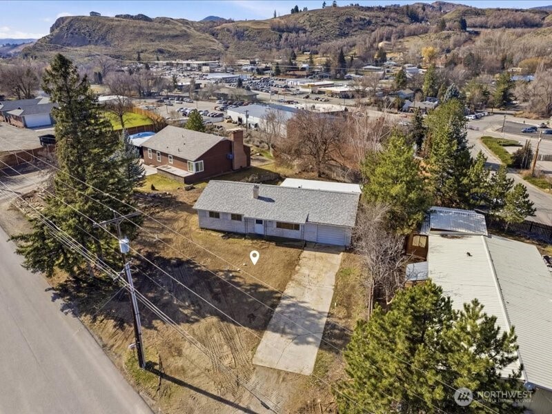 702 West Ridge Drive Omak, WA 98841 - Photo 25 of 26 an aerial view of residential houses with outdoor space