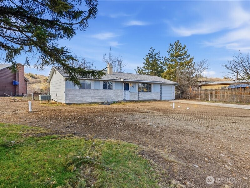 702 West Ridge Drive Omak, WA 98841 - Photo 26 of 26 front view of a house with a yard
