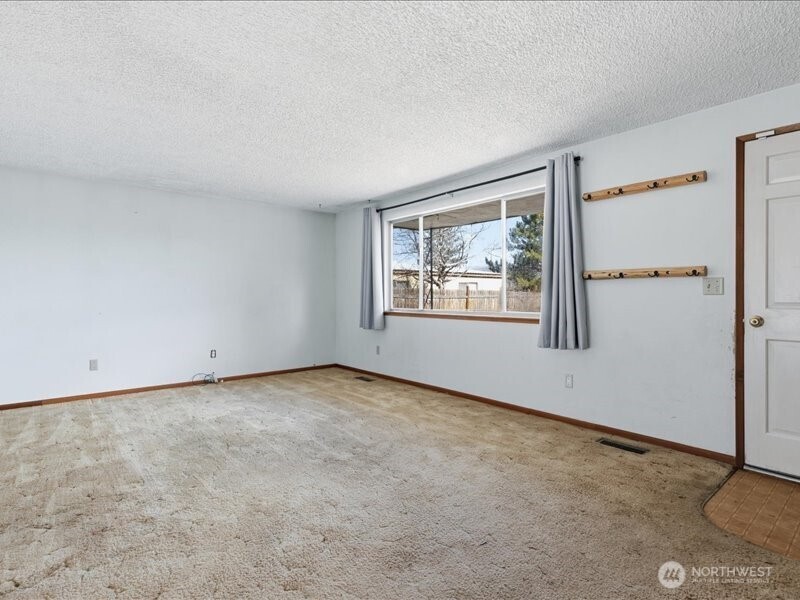 702 West Ridge Drive Omak, WA 98841 - Photo 3 of 26 an empty room with windows