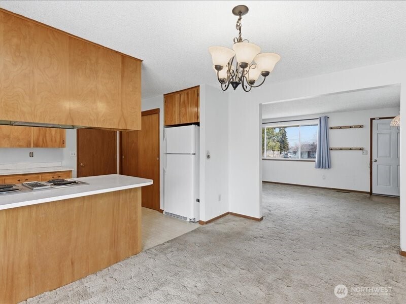 702 West Ridge Drive Omak, WA 98841 - Photo 8 of 26 en view interior of the house and window