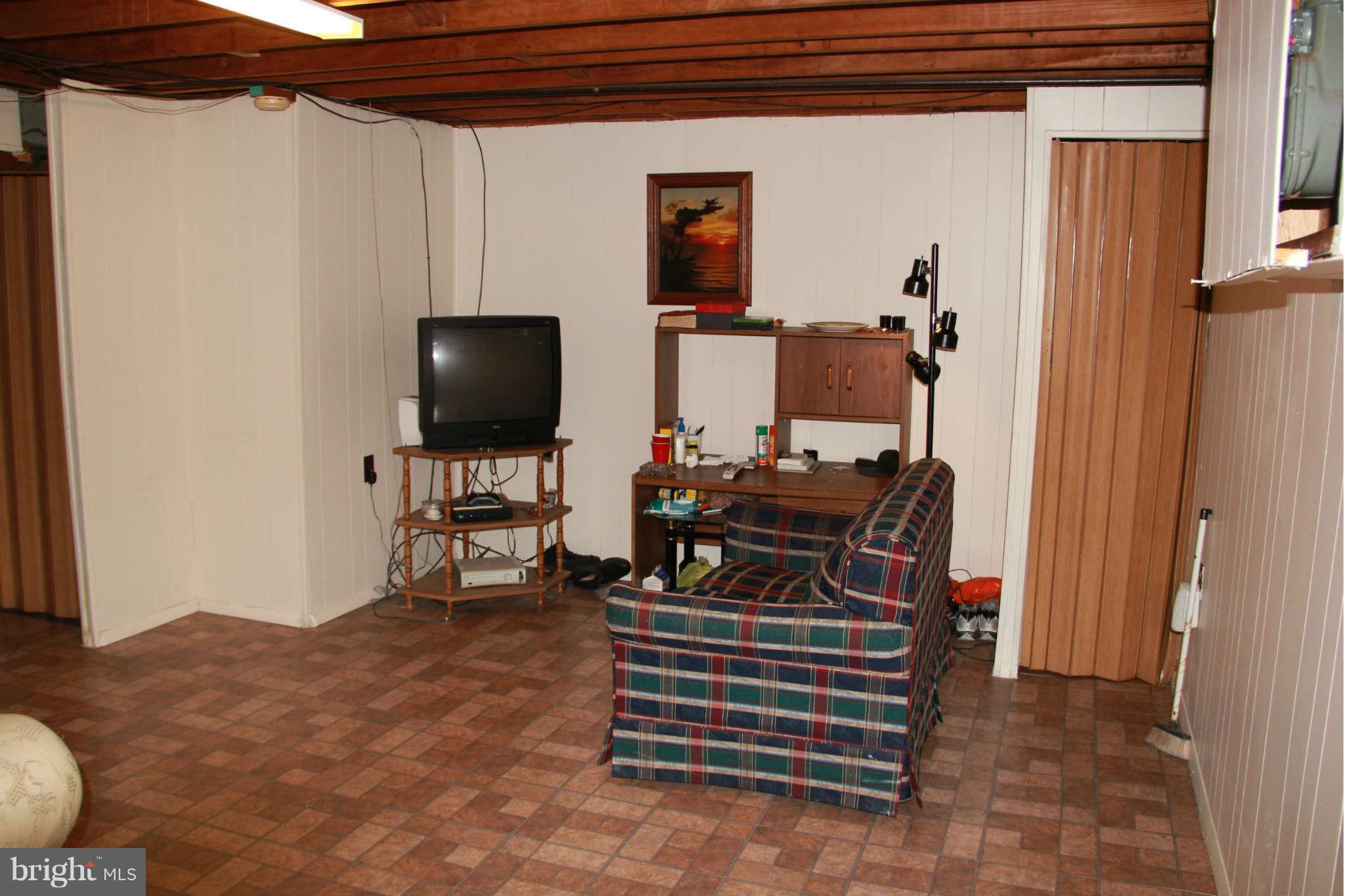 5203 Hillwell Road Baltimore, MD 21229 - Photo 22 of 22 Family Room