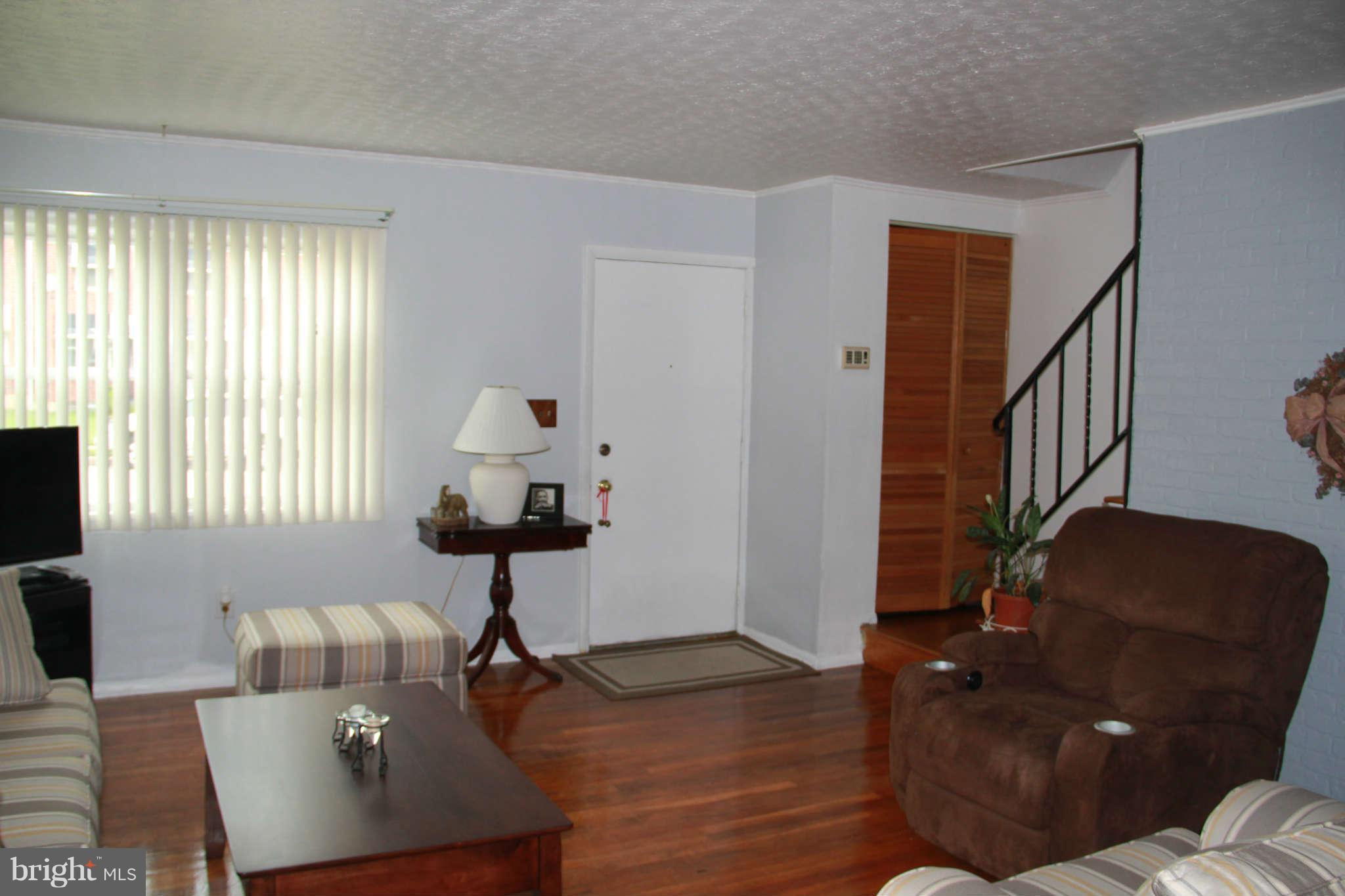 5203 Hillwell Road Baltimore, MD 21229 - Photo 6 of 22 Living Room