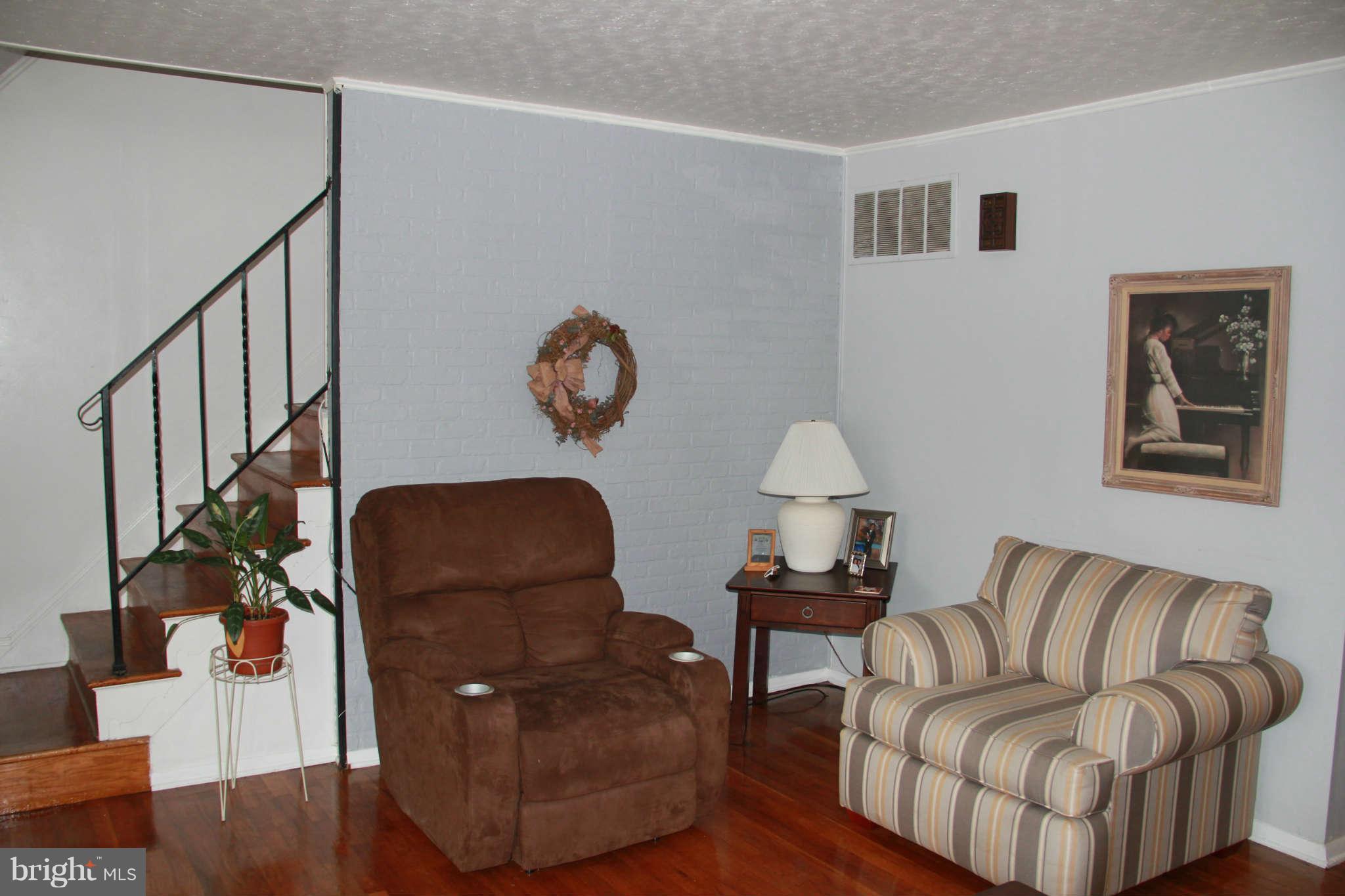 5203 Hillwell Road Baltimore, MD 21229 - Photo 7 of 22 Living Room