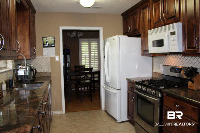10375 Russ Road Daphne, AL 36526 - Photo 3 of 25 Beautiful Cabinetry, Gas Stove, Granite Counters