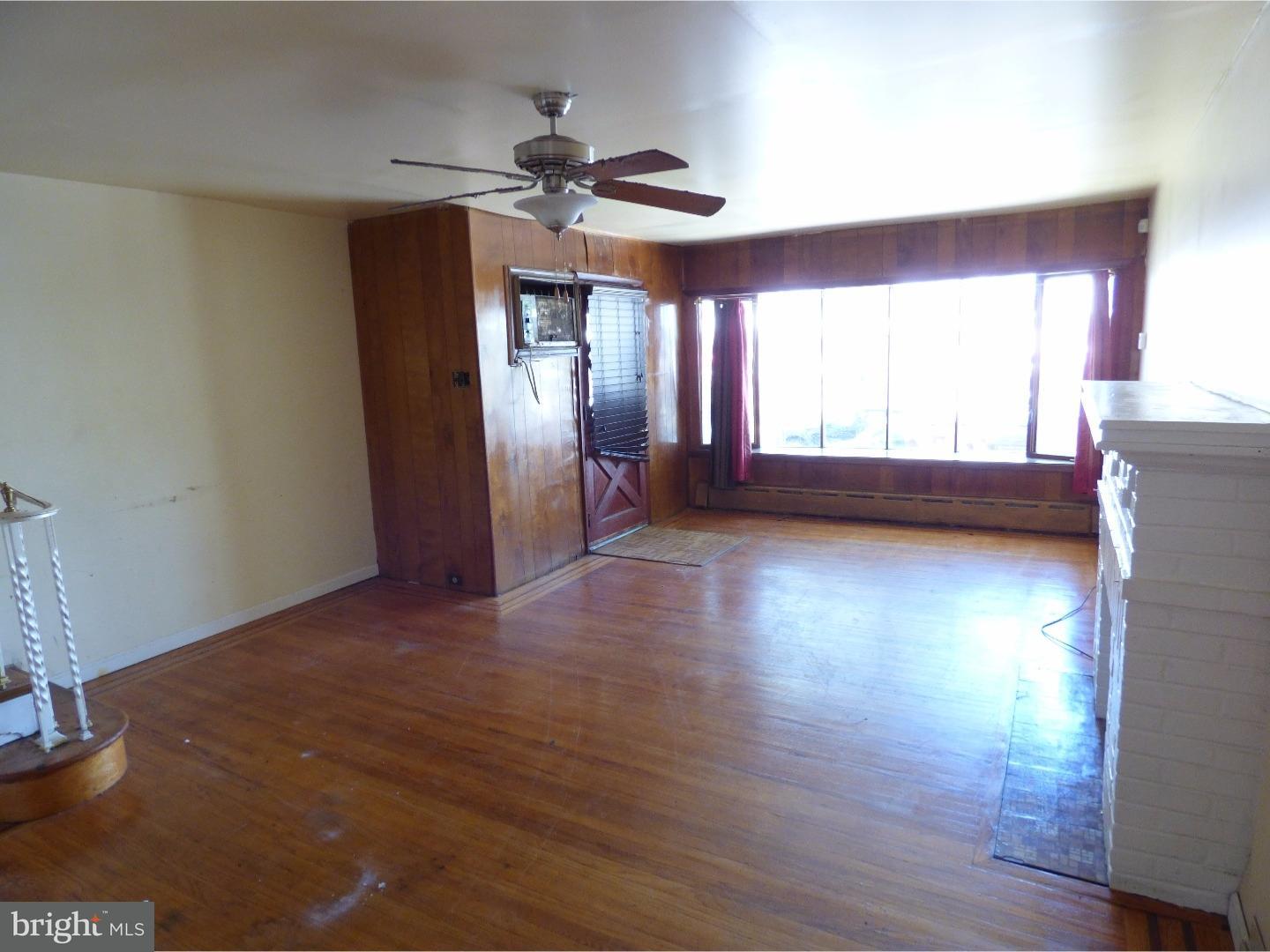 5639 Miriam Road Philadelphia, PA 19124 - Photo 3 of 5 Living Room