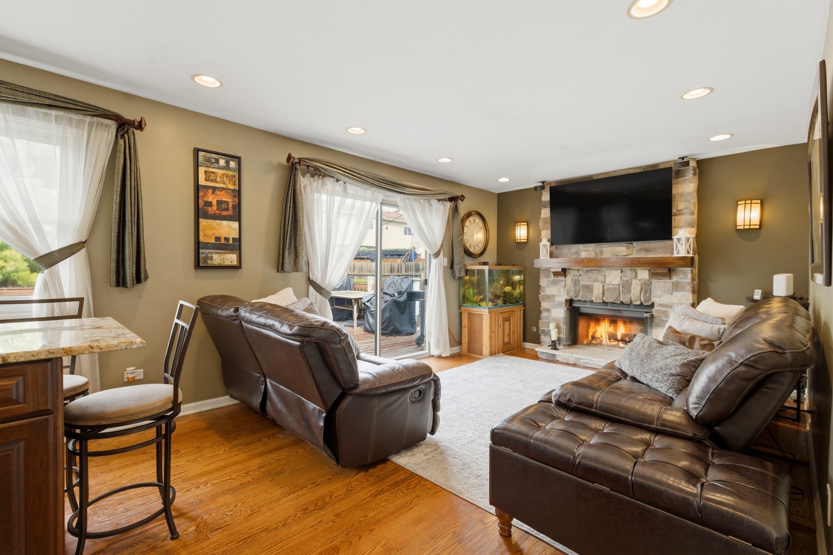 6900 Olde Gatehouse Road Tinley Park, IL 60477 - Photo 19 of 37 a living room with furniture and a flat screen tv