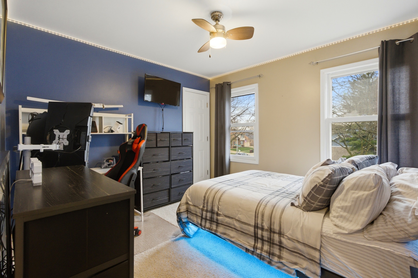 6900 Olde Gatehouse Road Tinley Park, IL 60477 - Photo 27 of 37 a bedroom with a bed and a flat screen tv