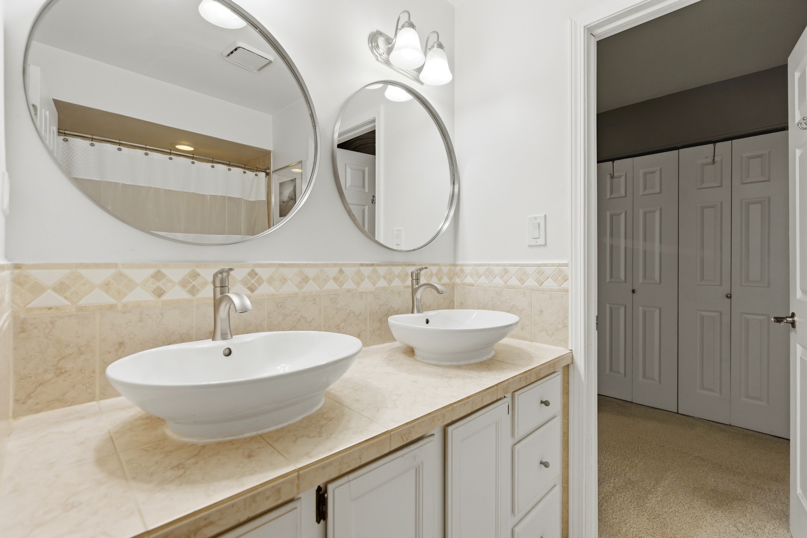 6900 Olde Gatehouse Road Tinley Park, IL 60477 - Photo 31 of 37 a bathroom with a sink and a mirror