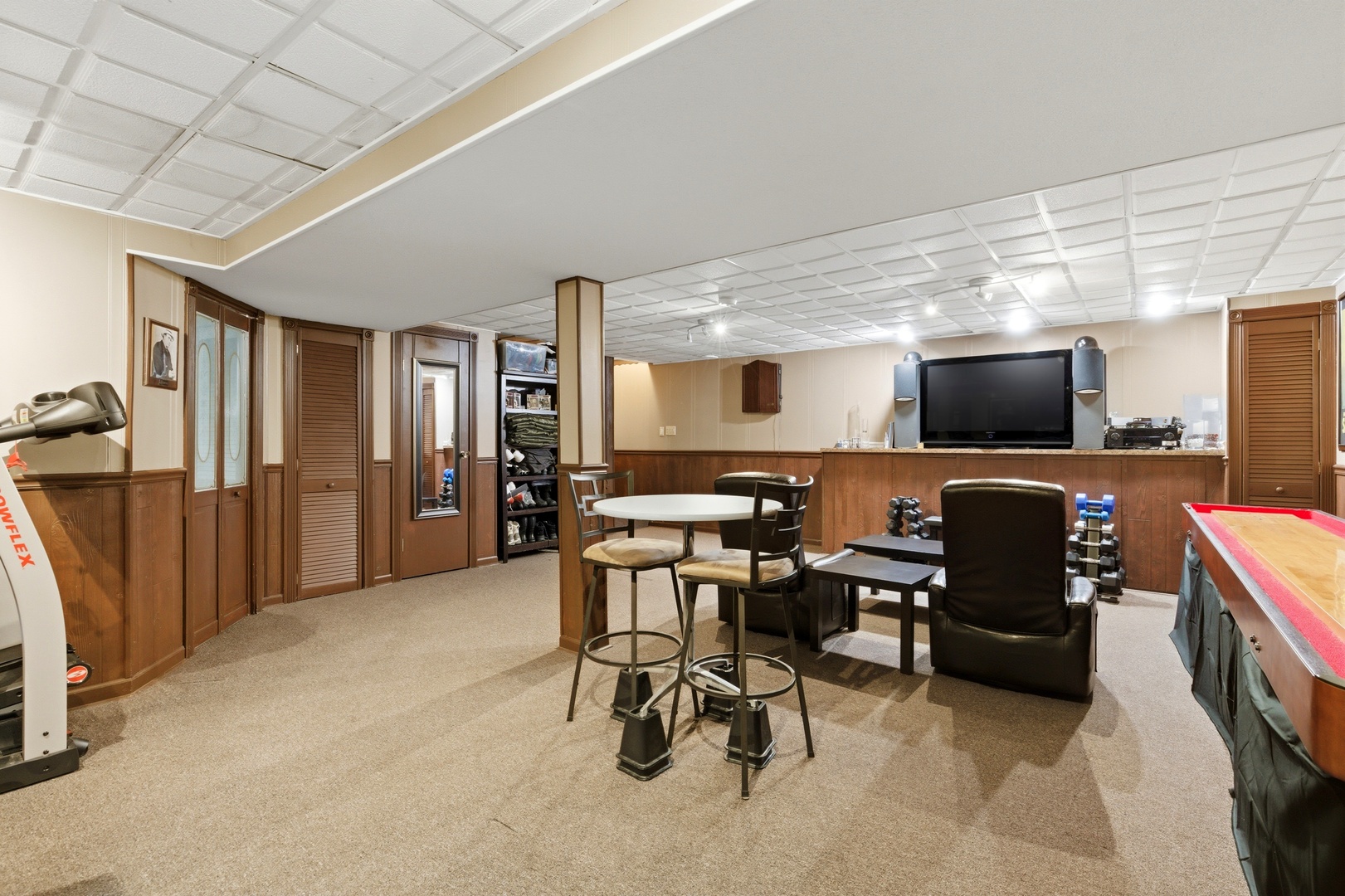 6900 Olde Gatehouse Road Tinley Park, IL 60477 - Photo 35 of 37 a view of a livingroom with furniture and a flat screen tv