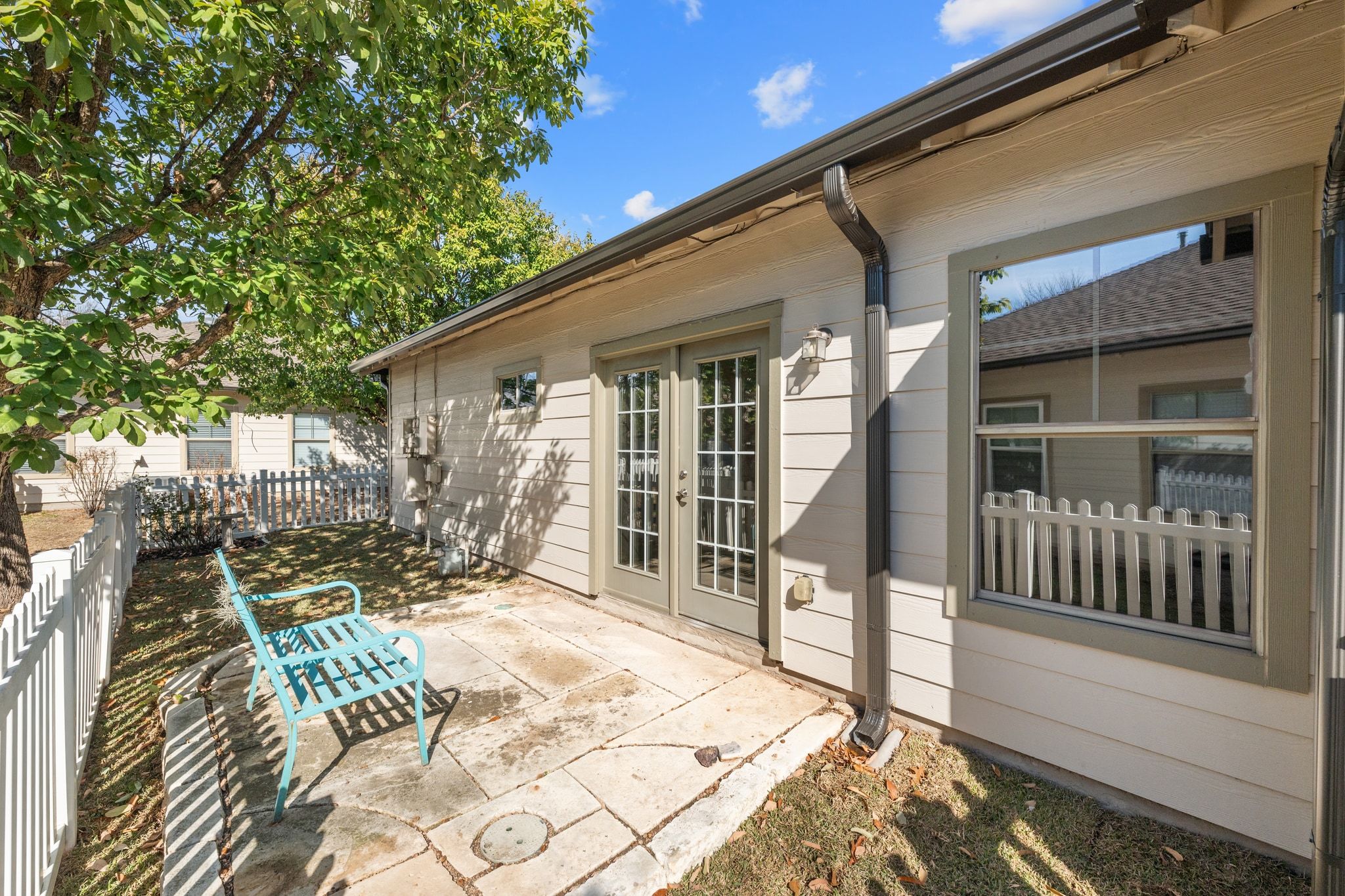 6801 Beckett Road, Unit 134L Austin, TX 78749 - Photo 25 of 30 a view of balcony with two chairs and a large window
