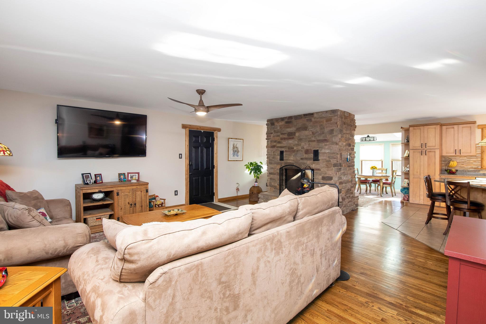 136 Tabernacle Road Medford Lakes, NJ 08055 - Photo 4 of 38 Living Room
