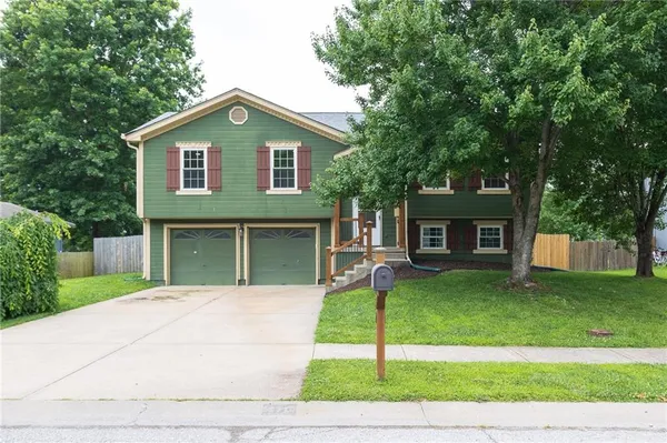 $349,000 | 410 Copeland Drive, Greenwood, MO 64034