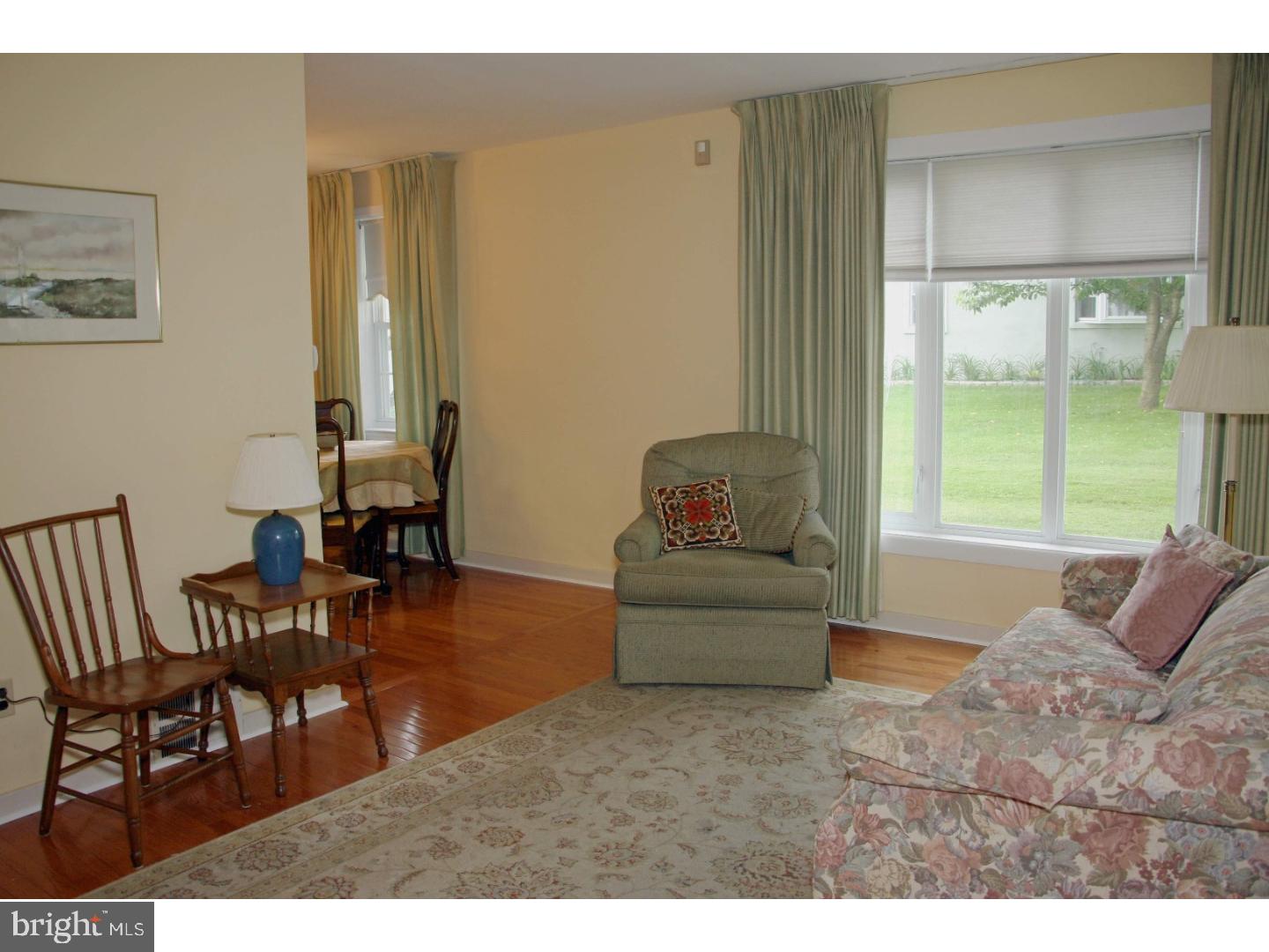 8591 Old Line Road Philadelphia, PA 19128 - Photo 3 of 25 Living Room