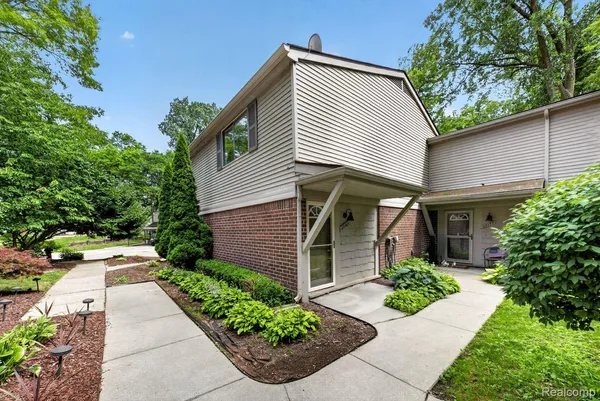 $209,900 | 27165 Farmbrook Villa Drive, Southfield, MI 48034