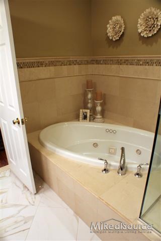 6602 Steeple Ridge, Unit 18 Clarkston, MI 48346 - Photo 11 of 21 Master Bath