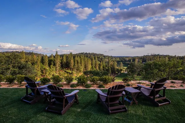 a sign that is sitting on the side of the road