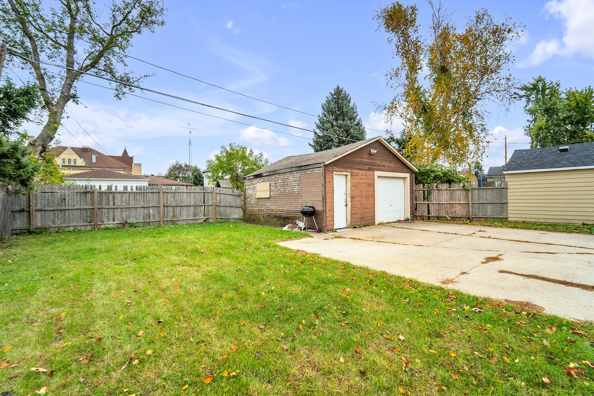 1427 Erie Street Racine, WI 53402 - Photo 19 of 19 Garage