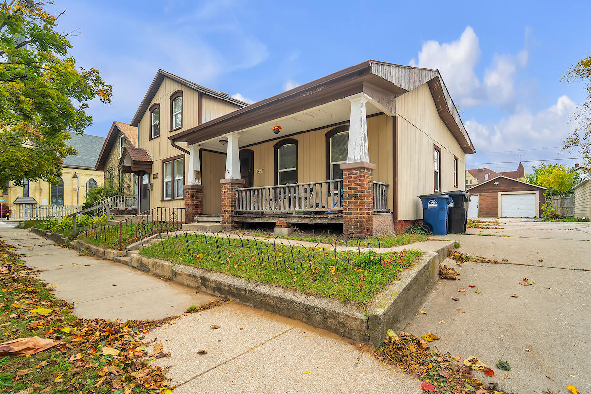 1427 Erie Street Racine, WI 53402 - Photo 3 of 19 Exterior(3)