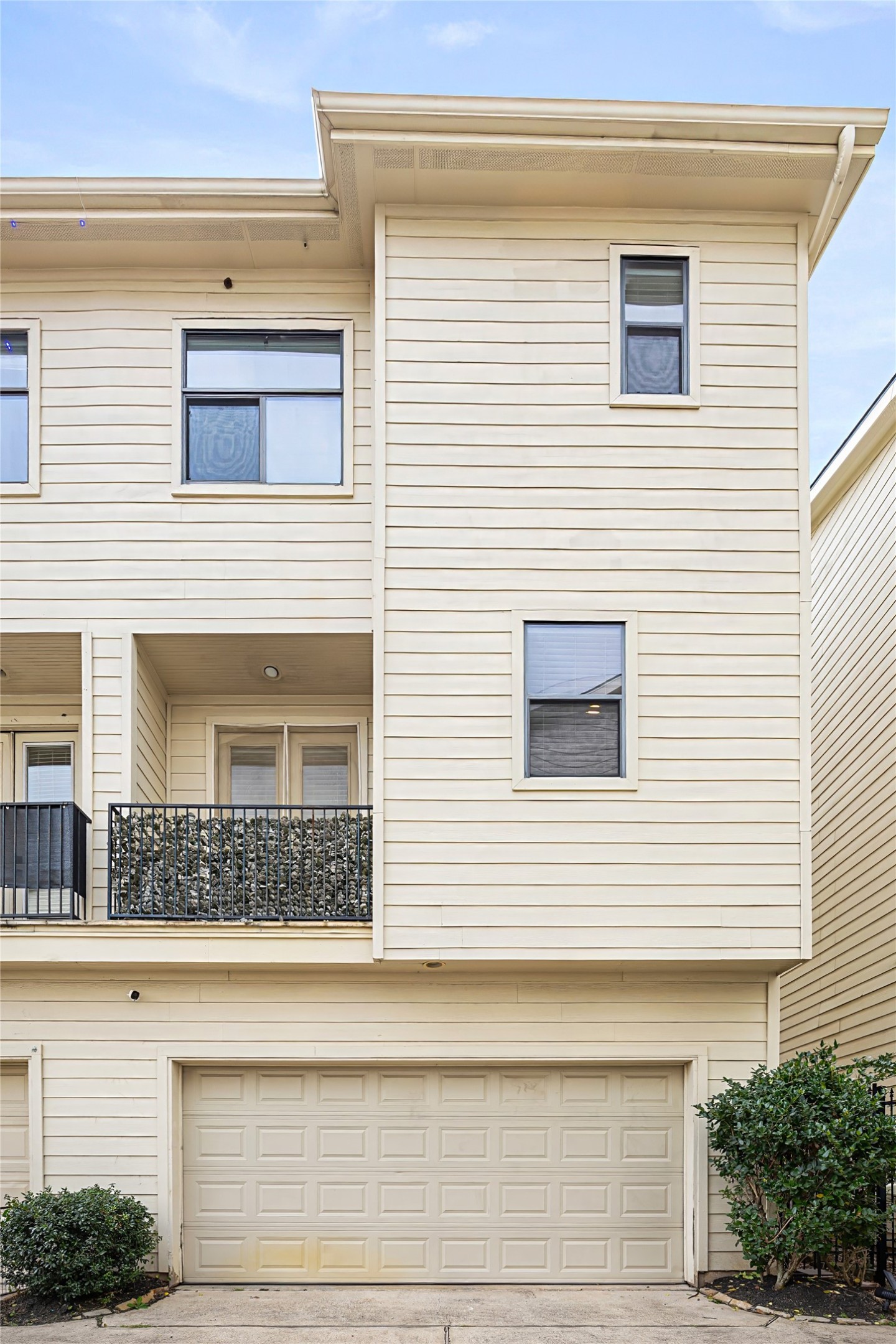 2320 Emancipation Avenue Houston, TX 77004 - Photo 4 of 38 a view of a building from a roof deck