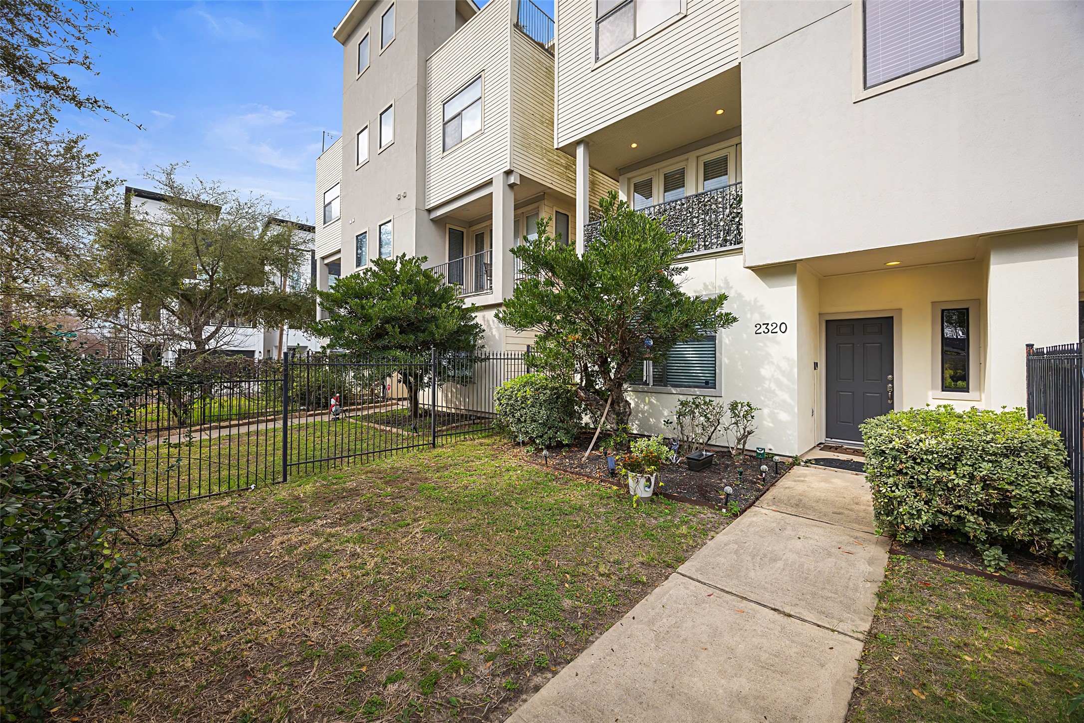2320 Emancipation Avenue Houston, TX 77004 - Photo 6 of 38 a view of a house with brick walls