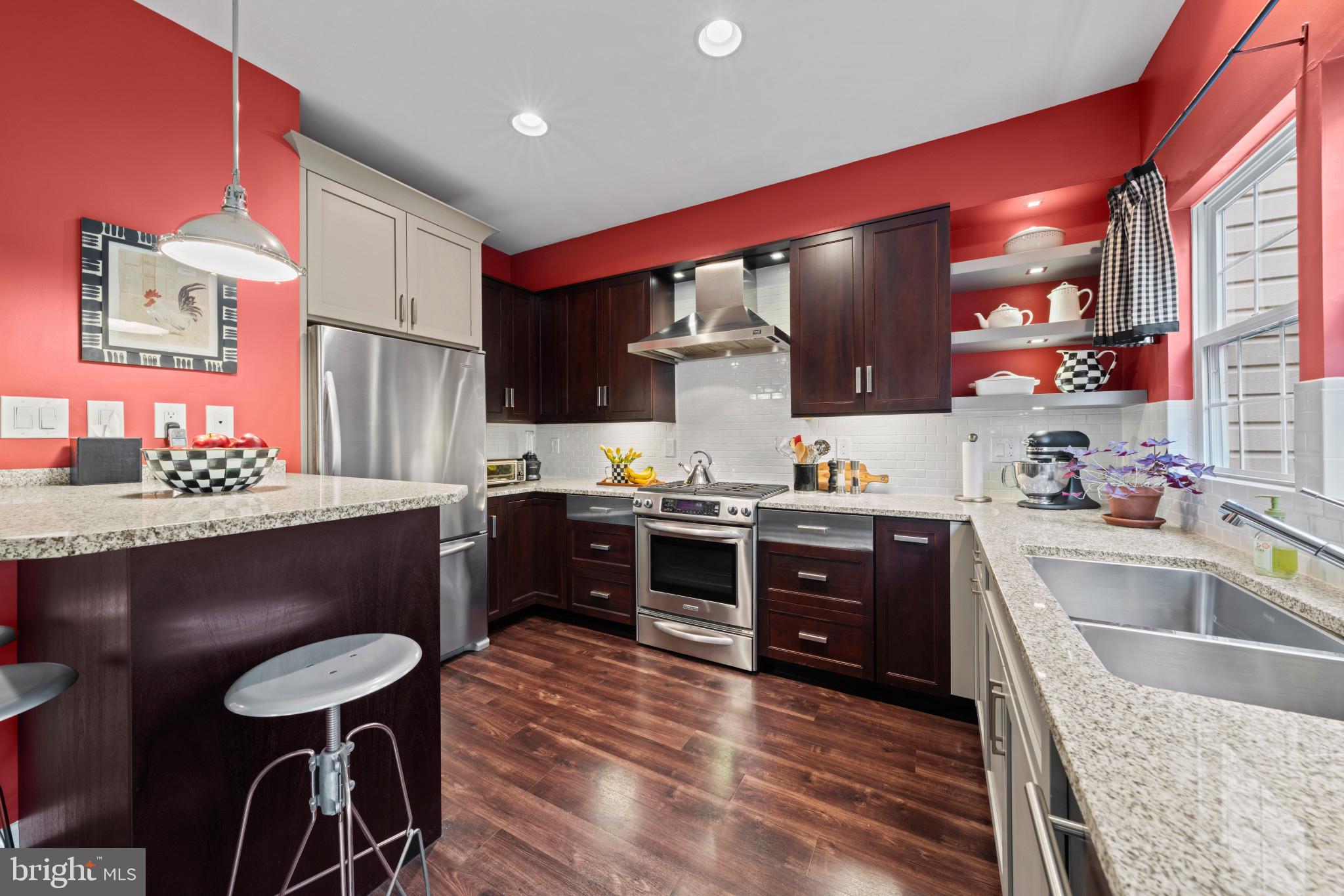 21980 Box Car Square Sterling, VA 20166 - Photo 5 of 36 Stunning Custom Stuart Gourmet Kitchen!