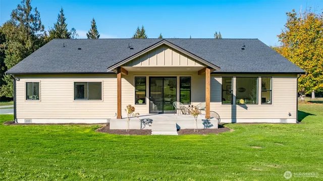 a view of house with a yard
