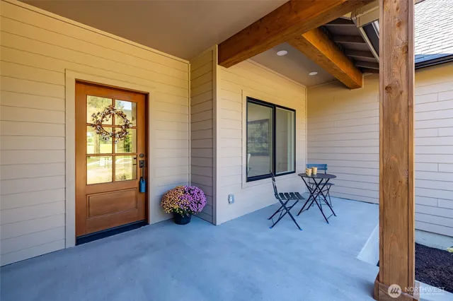 a view of livingroom with furniture and windows