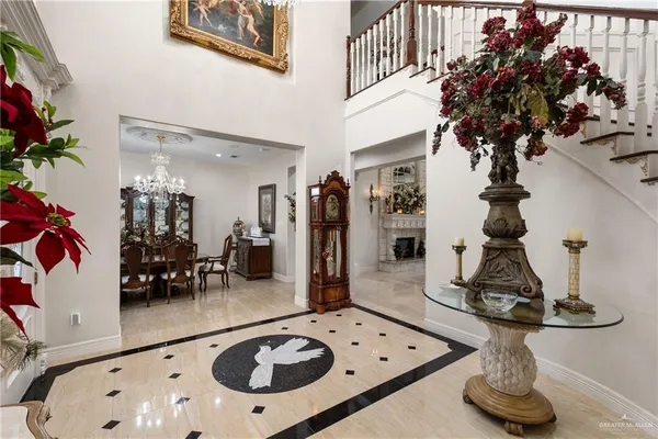 a view of a house with backyard and garden