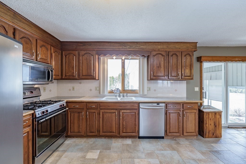 114 Deer Run Road West Springfield, MA 01089 - Photo 8 of 39