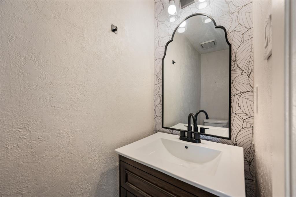 61 Abbey Road Euless, TX 76039 - Photo 12 of 19