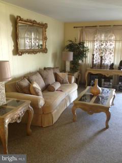 5660 Whitby Road Baltimore, MD 21206 - Photo 3 of 18 Living Room