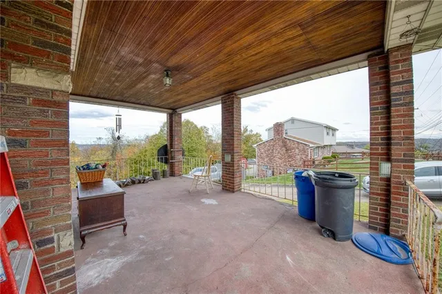 a view of a house with backyard