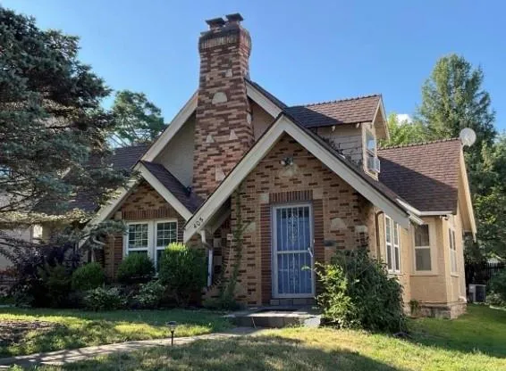 $379,950 | 405 East Gregory Boulevard, Kansas City, MO 64131