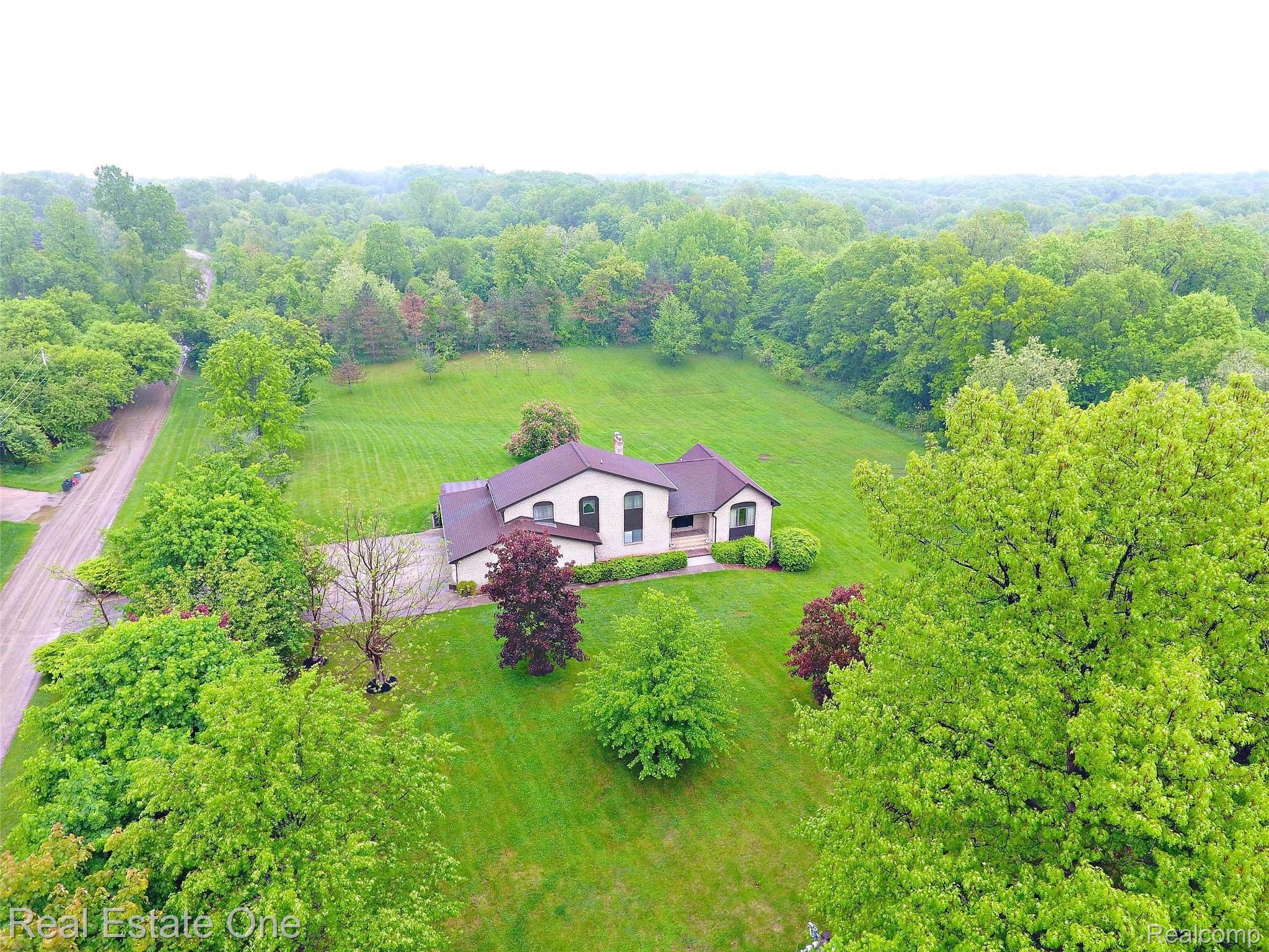 925 East Buno Road Milford, MI 48381 - Photo 8 of 31 jBeagan Ct Front Aerial.jpg