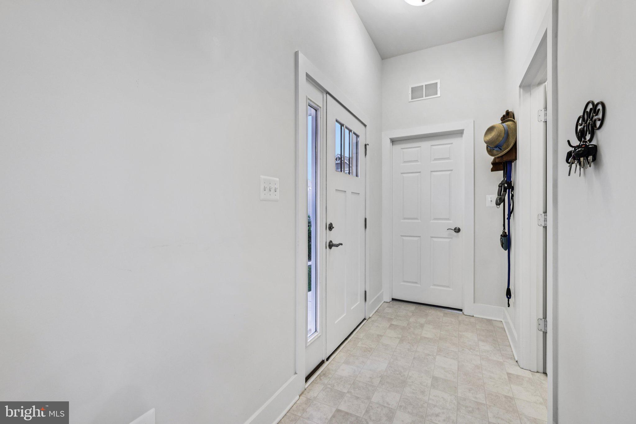 2810 Town View Circle New Windsor, MD 21776 - Photo 13 of 40 Level entry