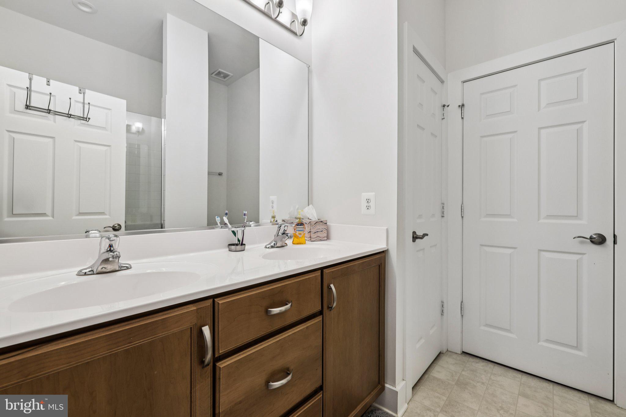 2810 Town View Circle New Windsor, MD 21776 - Photo 21 of 40 Primary bath