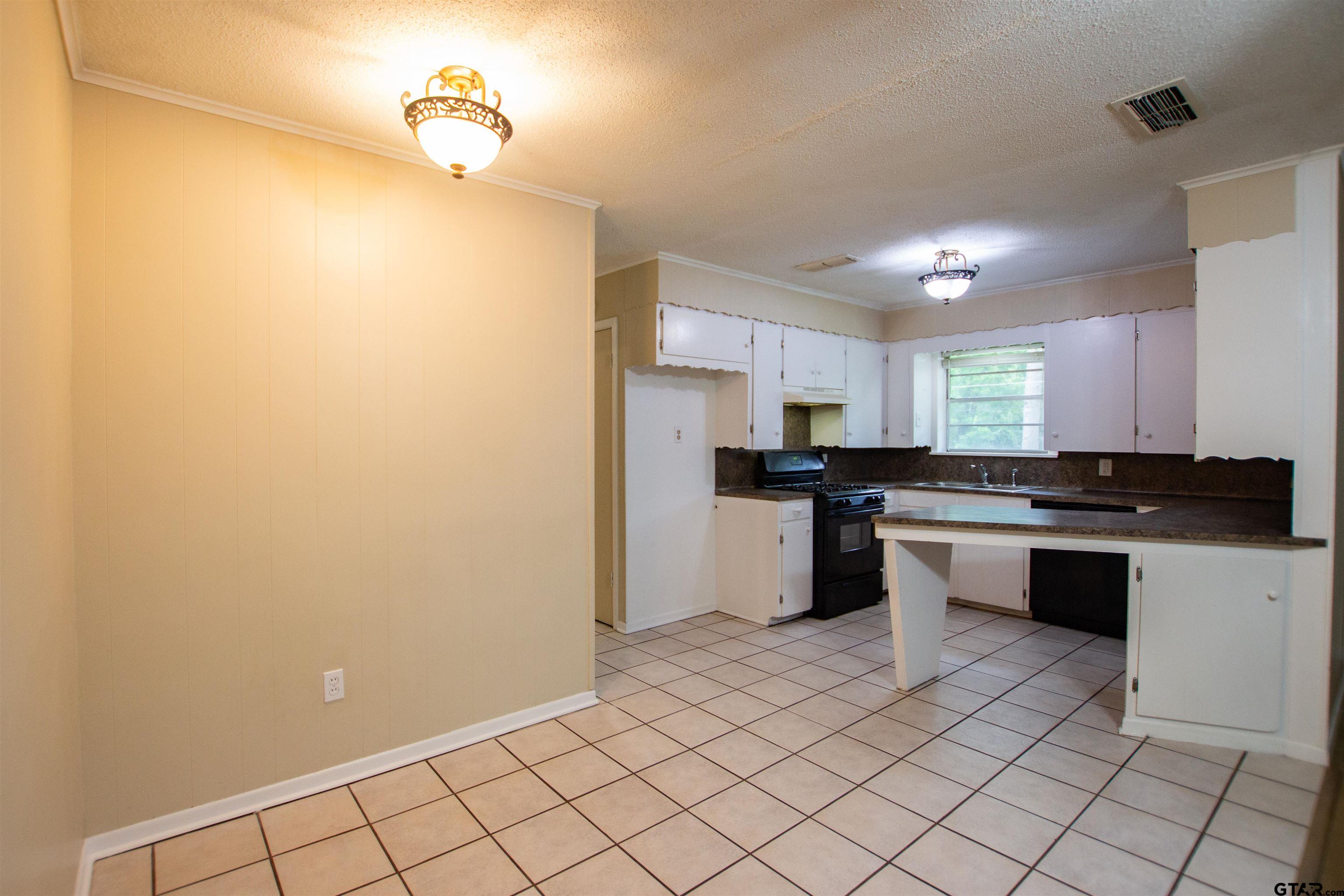 209 Miles Street Longview, TX 75605 - Photo 10 of 34
