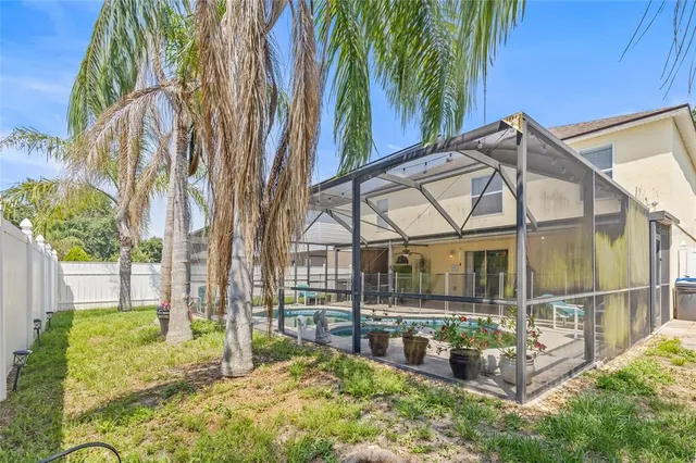 a view of backyard of the house