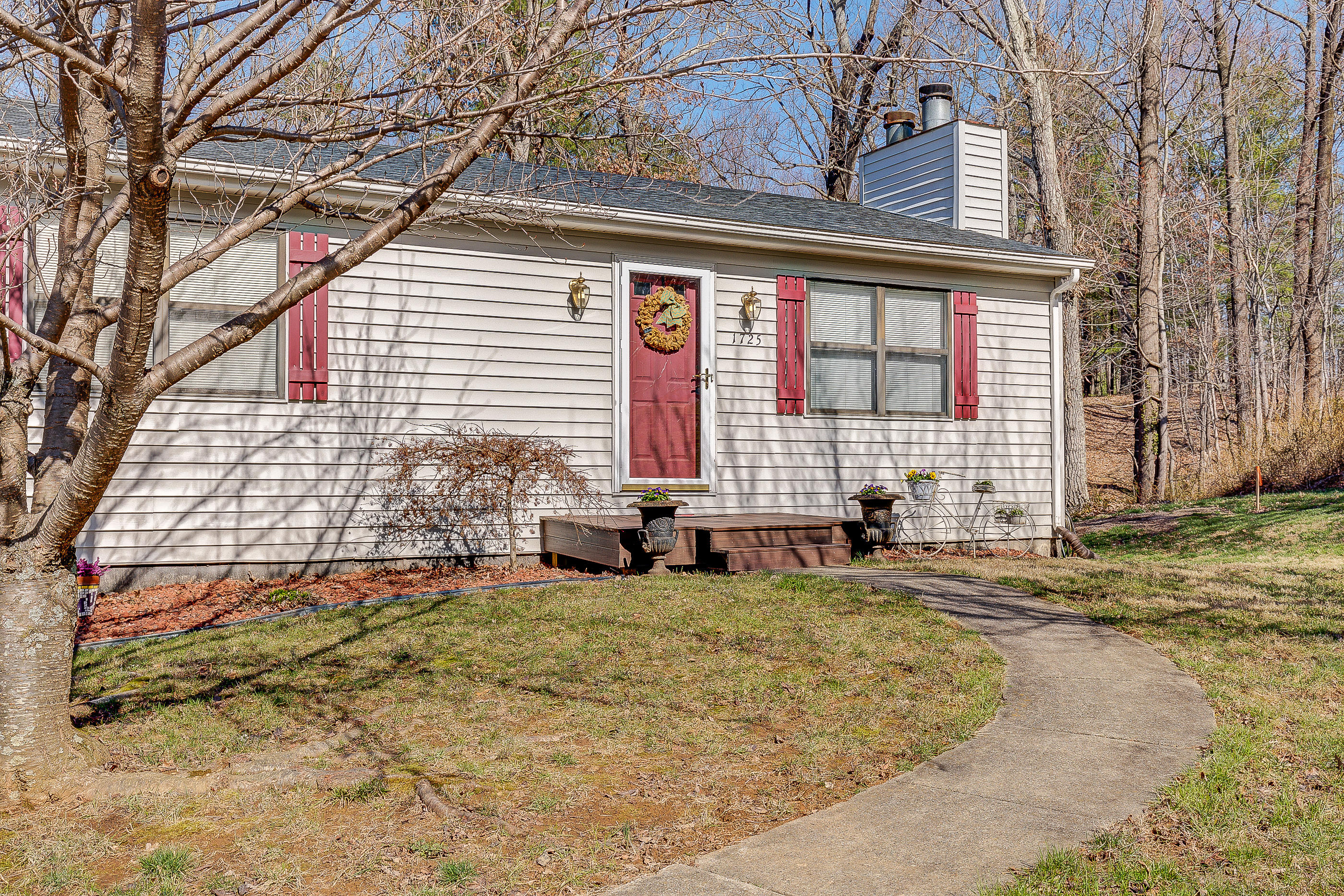 1725 Green Ridge Road Salem, VA 24153 - Photo 2 of 23 Front