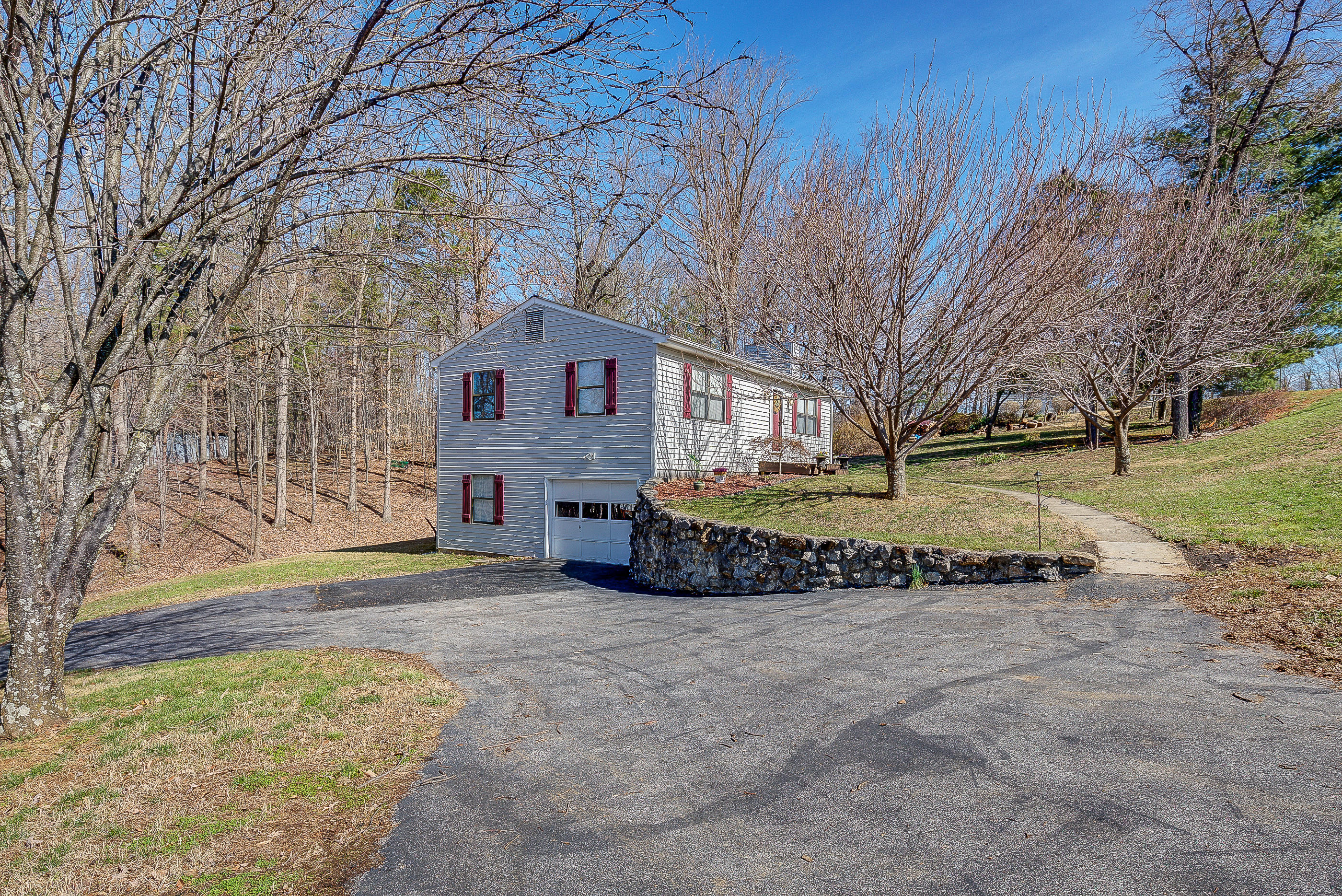 1725 Green Ridge Road Salem, VA 24153 - Photo 3 of 23 Driveway