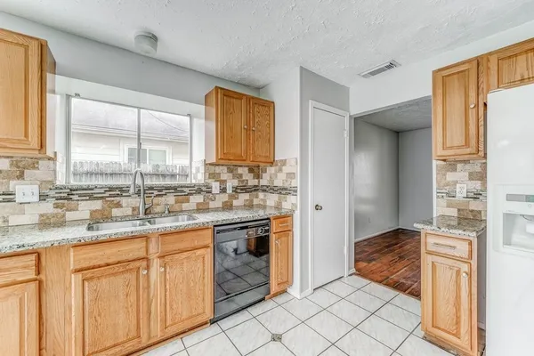 $1,900 | 1916 Woodland Hills Drive, Missouri City, TX 77489