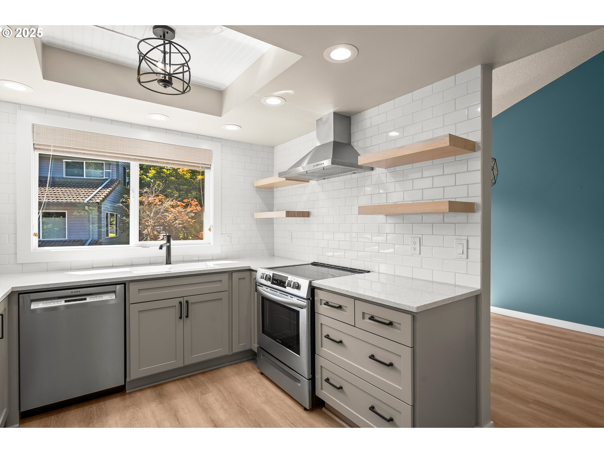 6233 Meridian Circle West Linn, OR 97068 - Photo 13 of 23 Kitchen/Dining Room