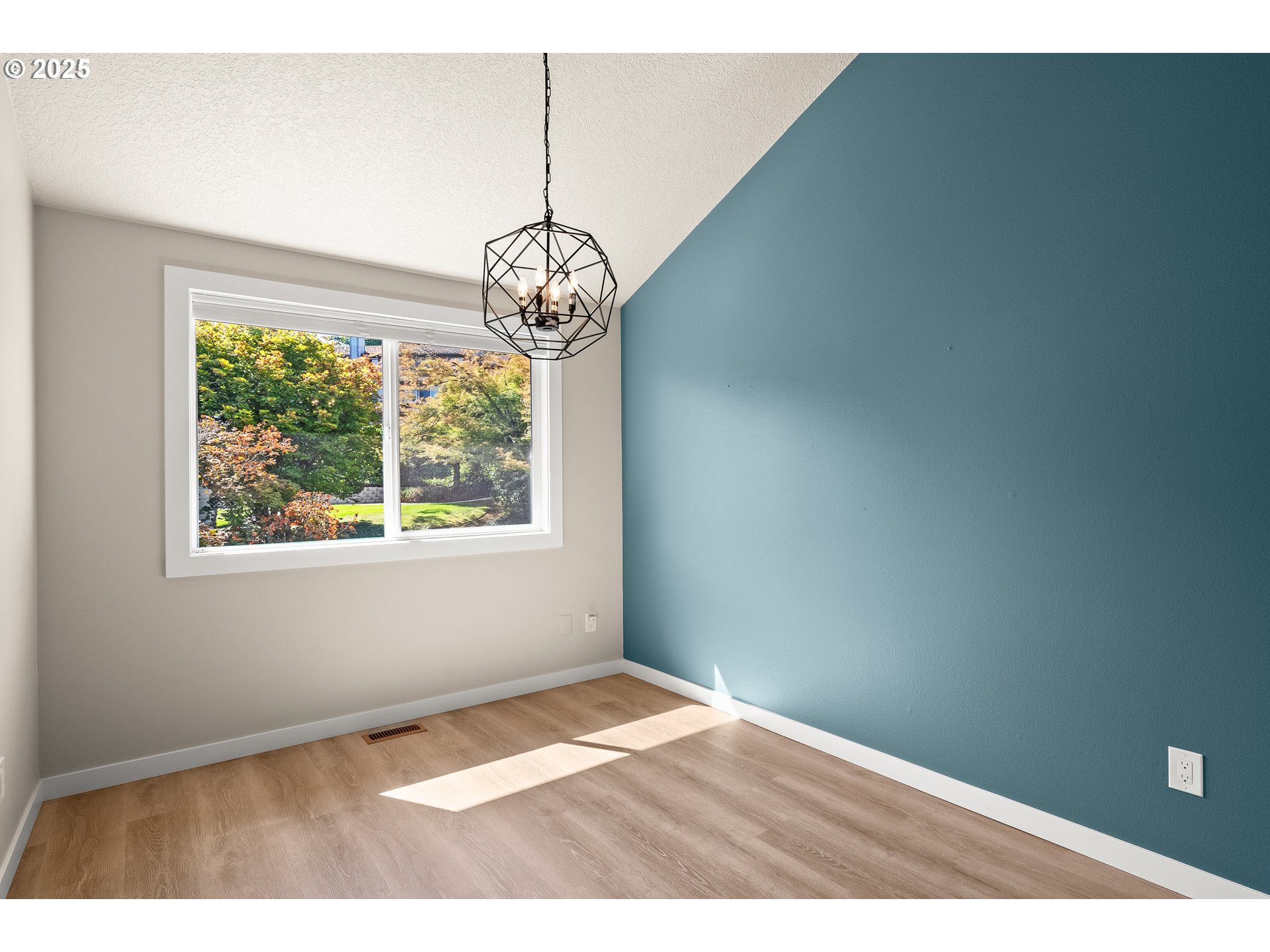 6233 Meridian Circle West Linn, OR 97068 - Photo 14 of 23 Dining Area