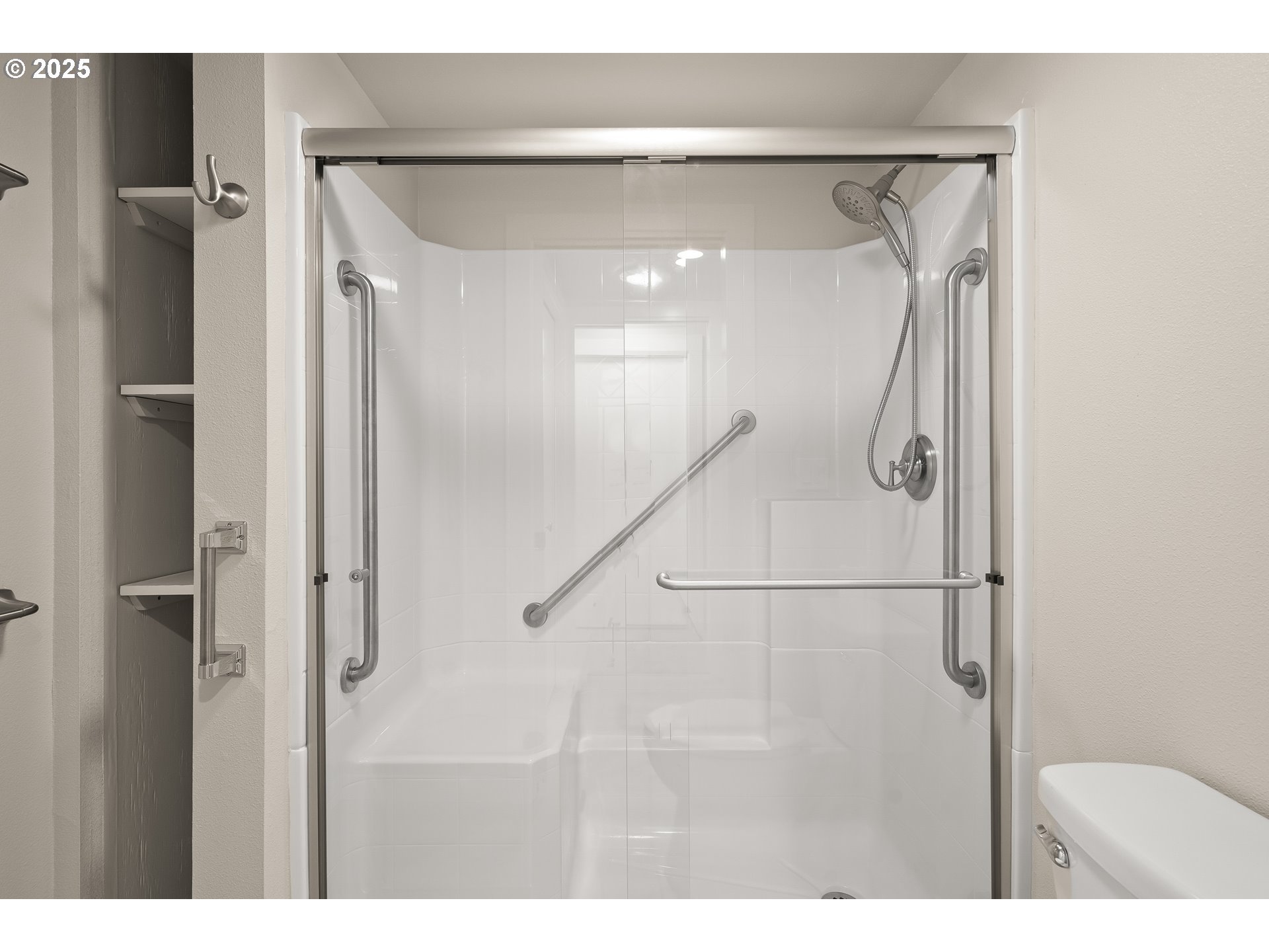 6233 Meridian Circle West Linn, OR 97068 - Photo 17 of 23 Owner's Suite Bathroom