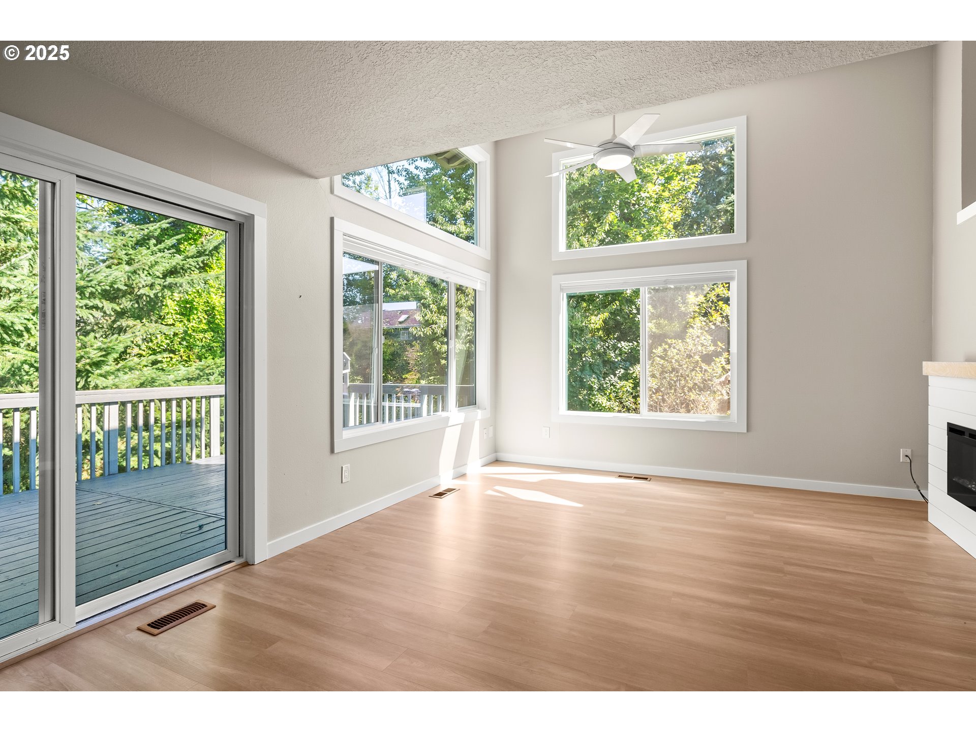 6233 Meridian Circle West Linn, OR 97068 - Photo 3 of 23