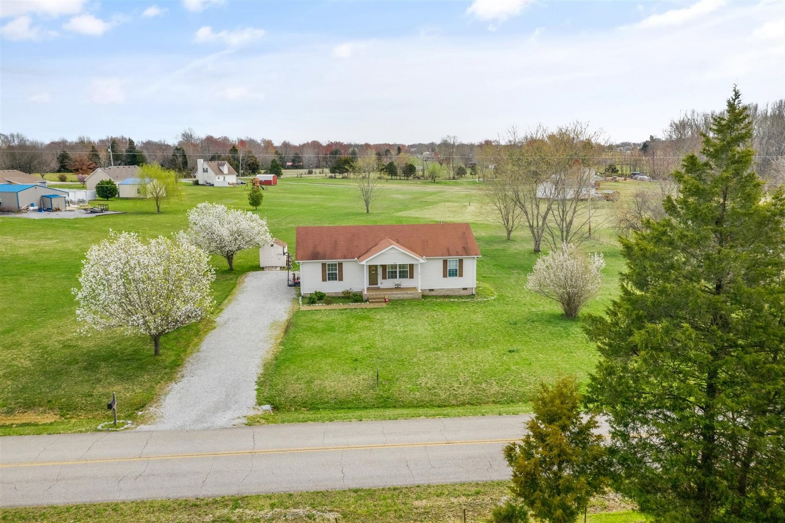 372 Freeland Road Portland, TN 37148 - Photo 39 of 41 a view of a golf course with a garden