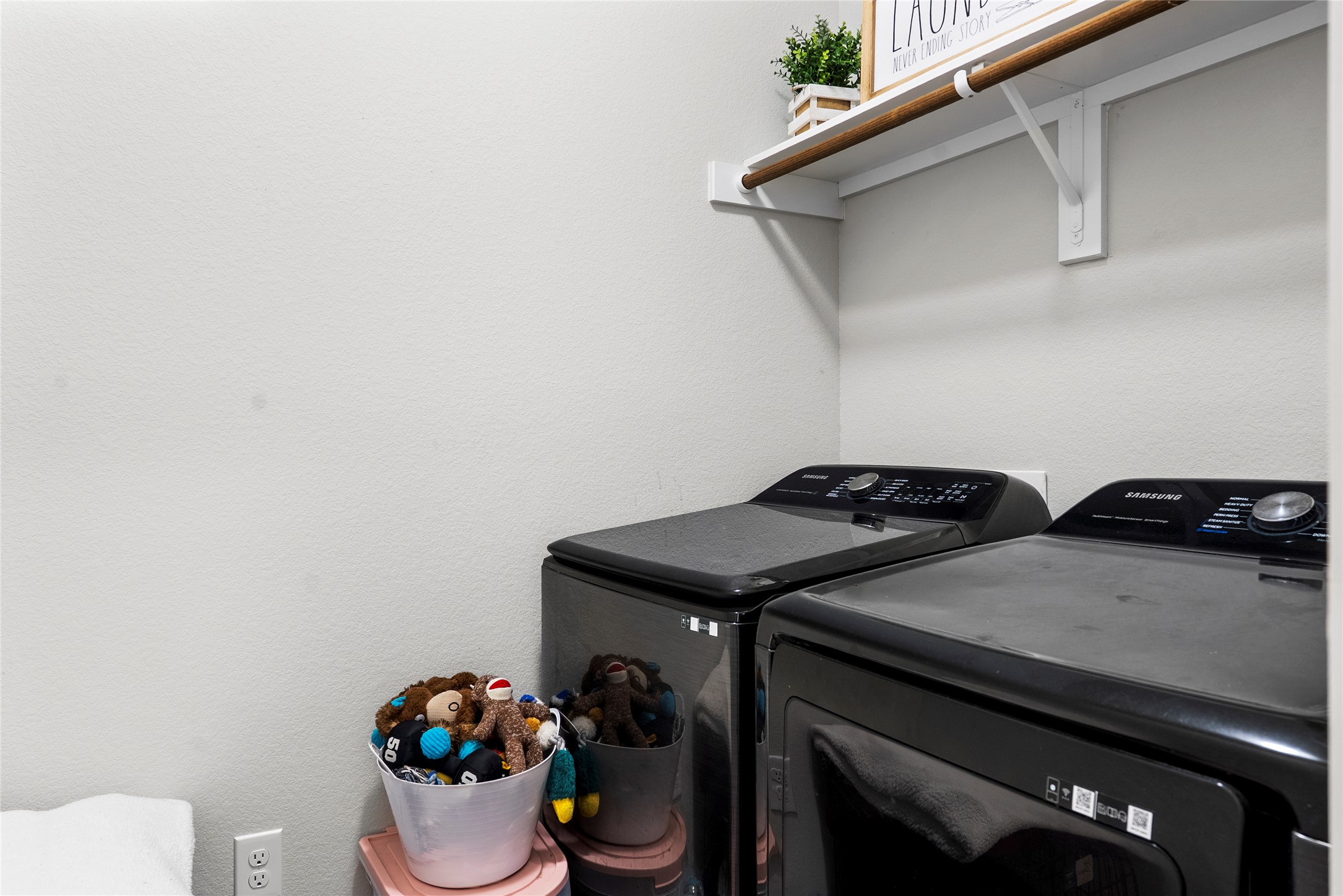 156 Appleberry Lane Elgin, TX 78621 - Photo 24 of 40 Laundry room